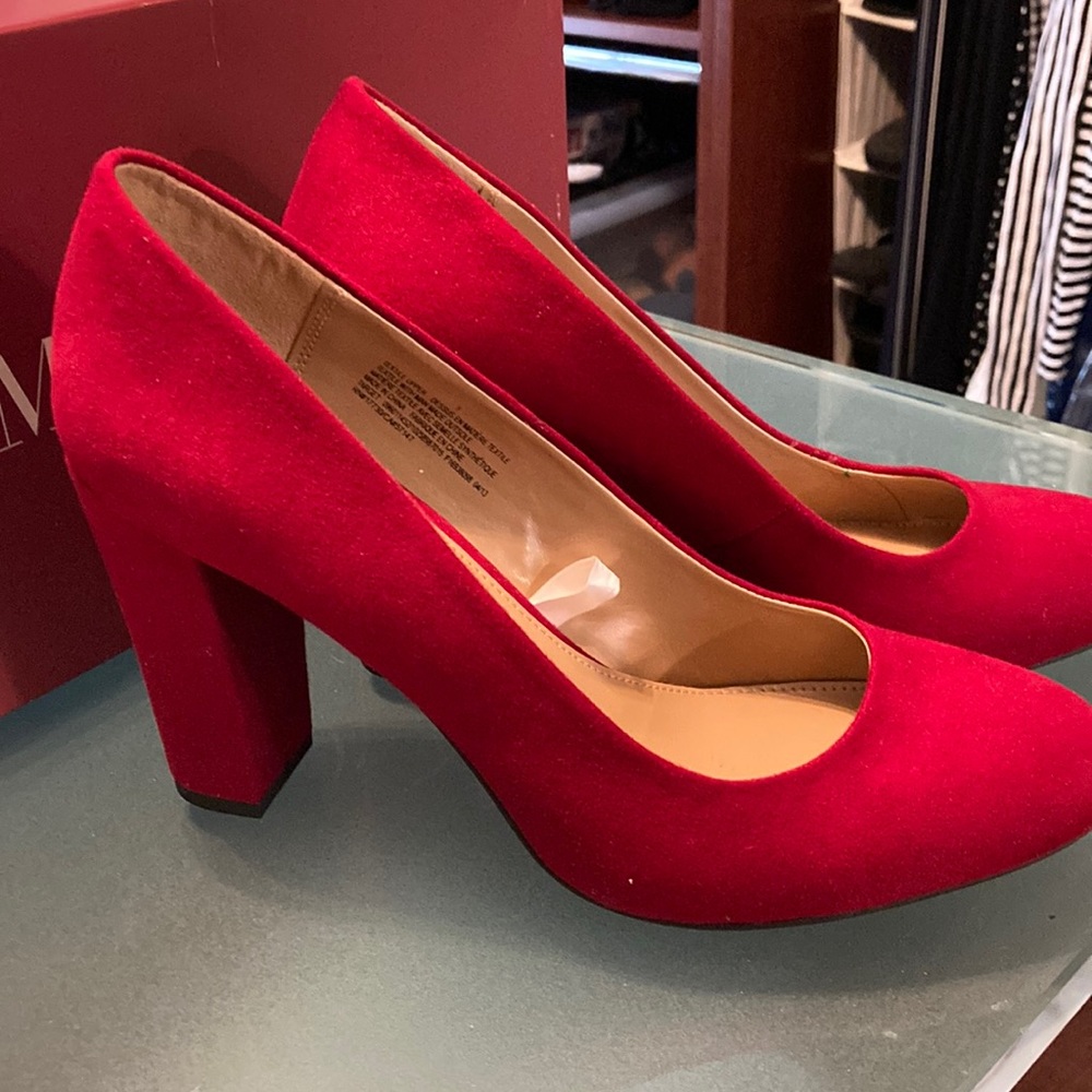 Merona size 9 red suede shoe